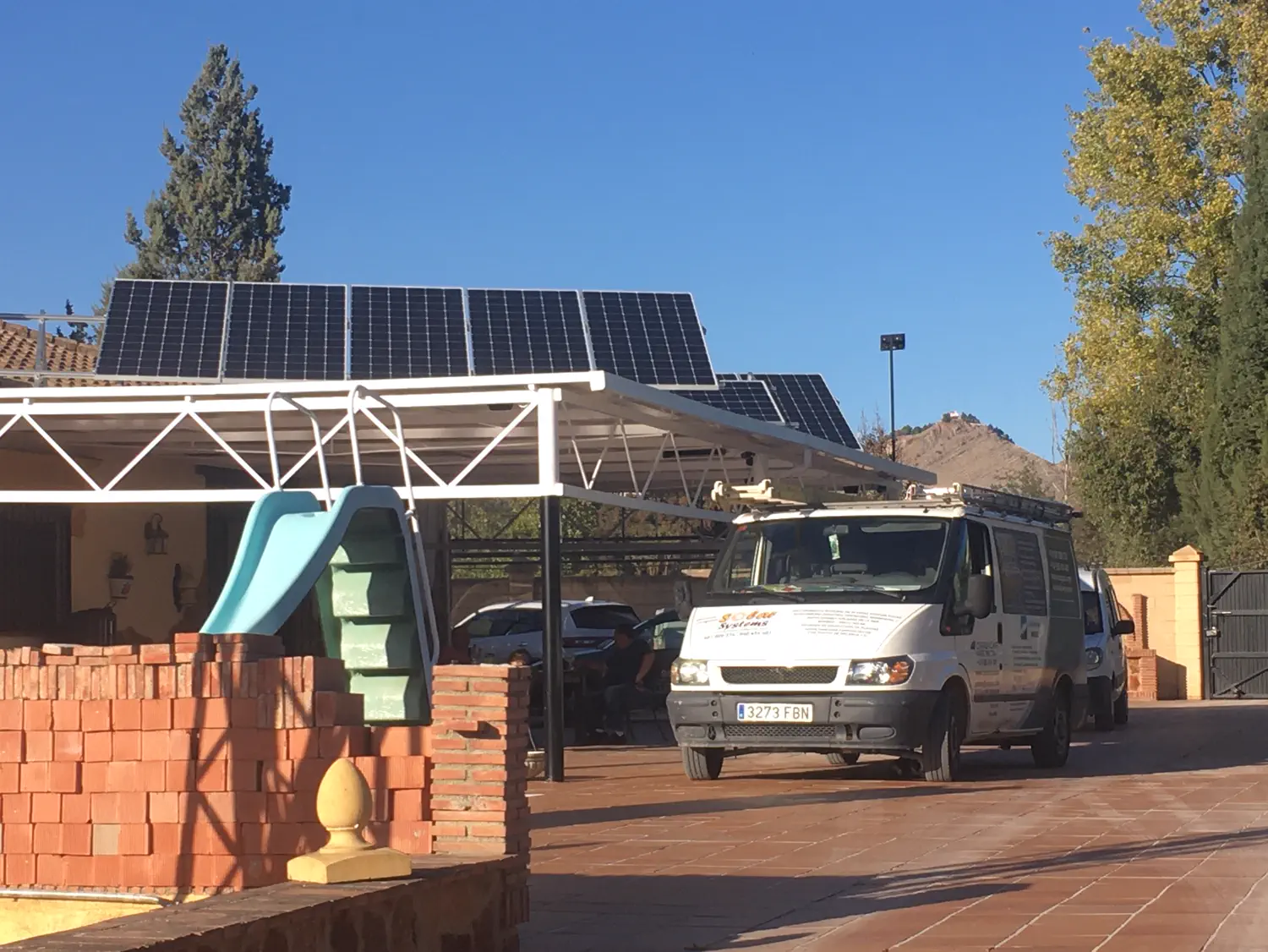 Instalación aislada de la red de 12 kW realizado por Greenvoltio en Granada provincia