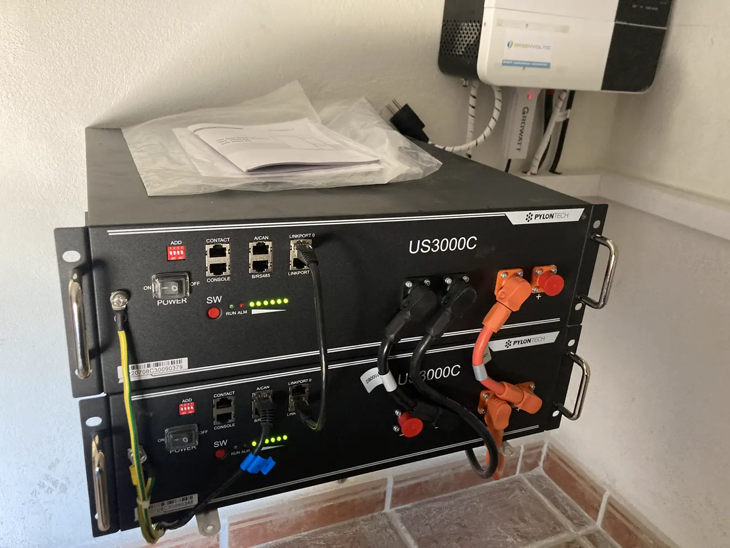 Instalador habilitado revisando protecciones eléctricas en Granada