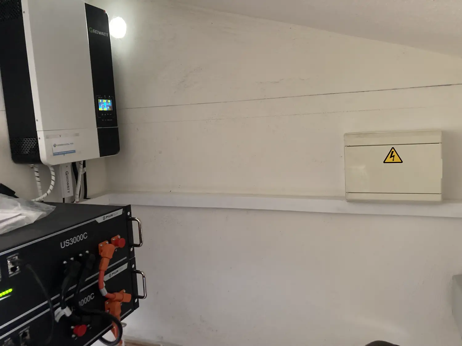 Inversor y acumulación instalados en la vivienda