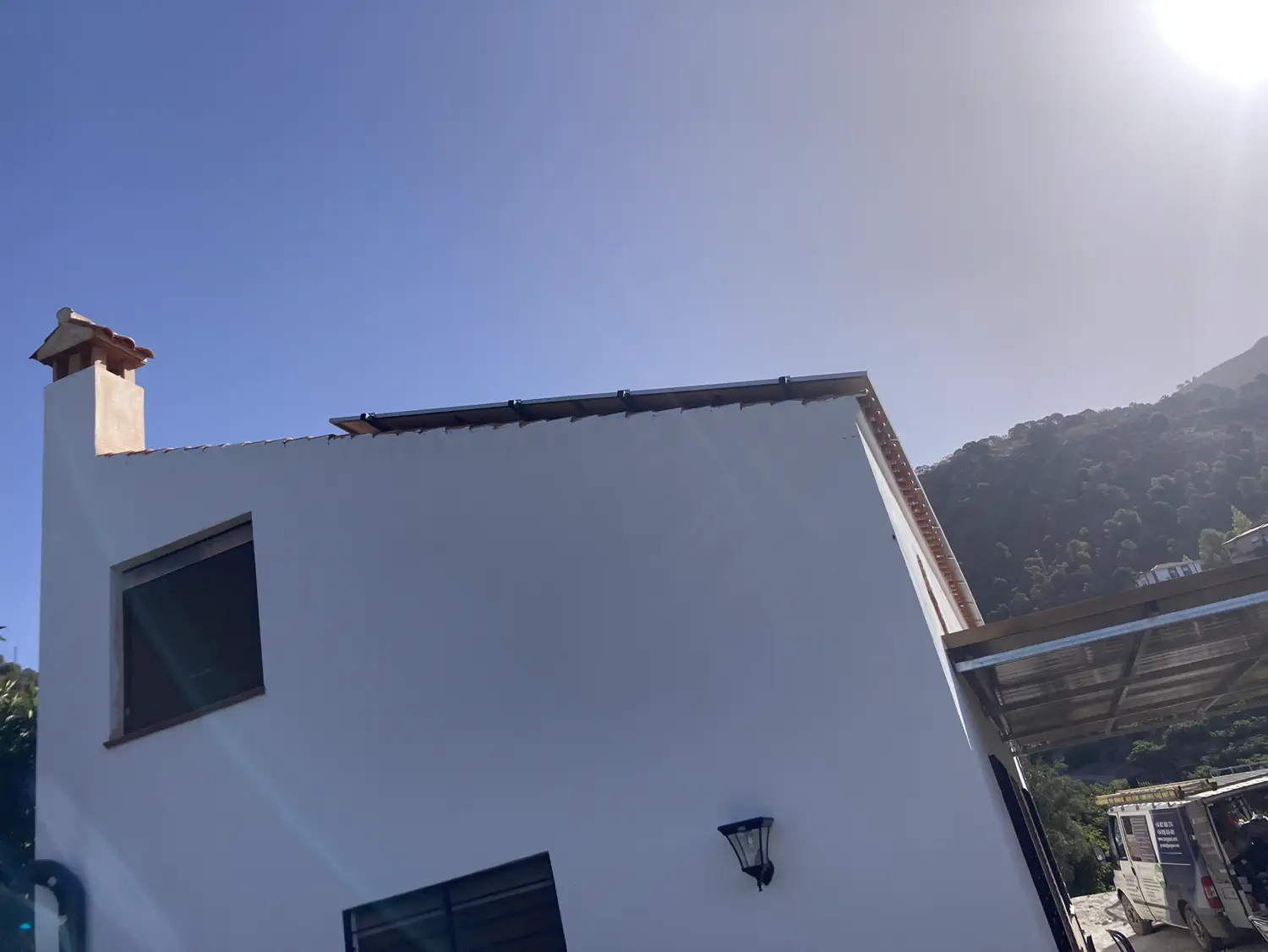 La vivienda, con los paneles en la cubierta