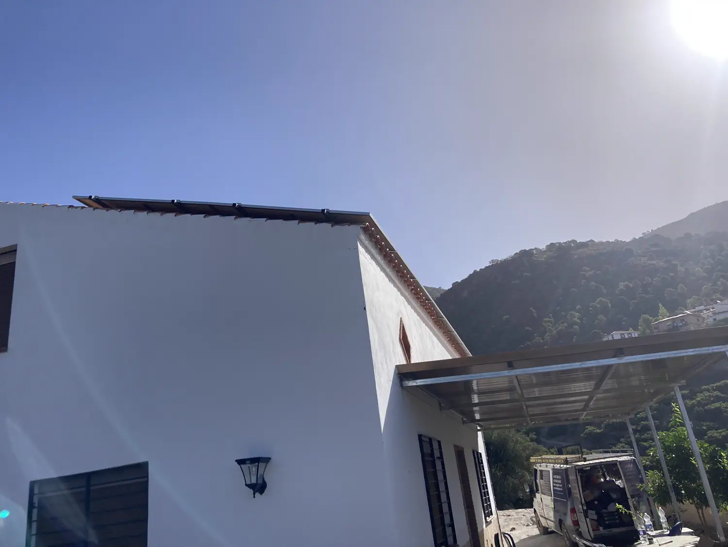Paneles en la cubierta, con la sierra al fondo