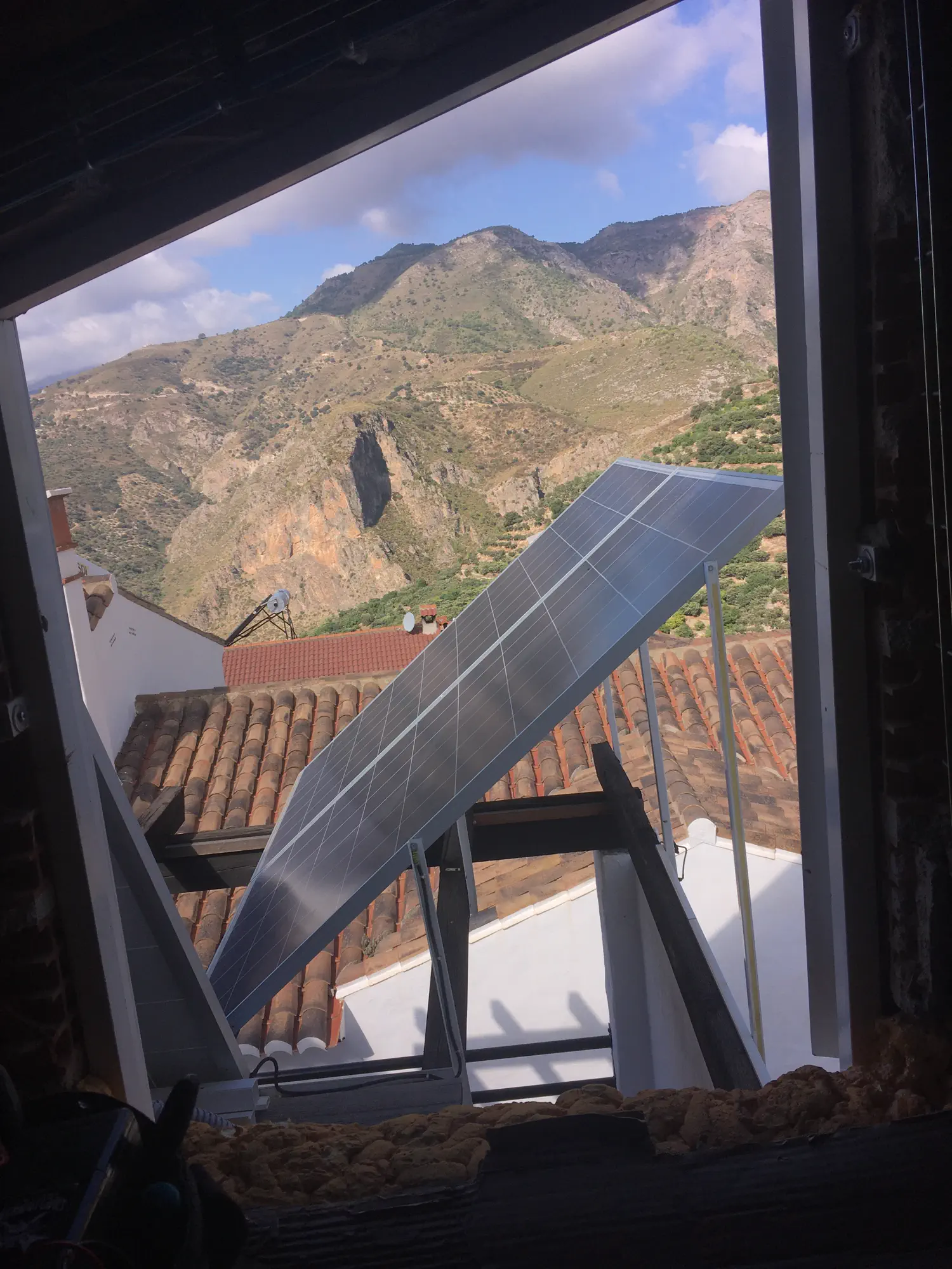 Instalación solar aislada de 8 kW con acumulación en una vivienda de la provincia de Granada