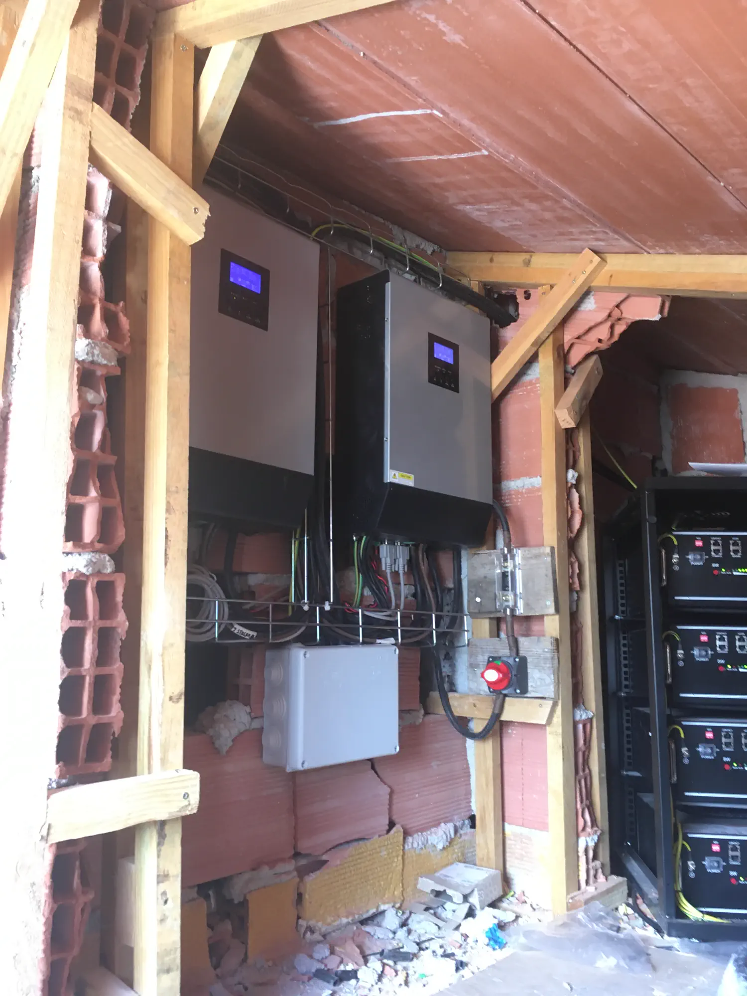 Instalación aislada de 8 kW con baterías de litio realizado por Greenvoltio en Granada provincia