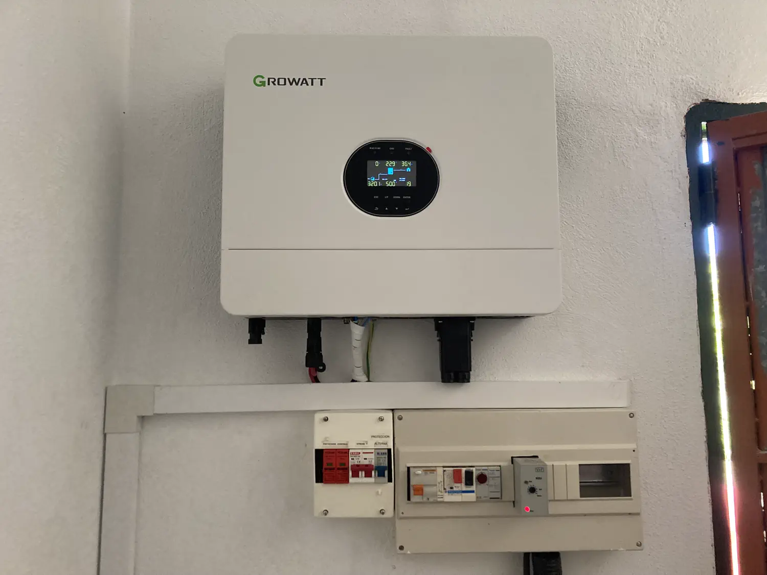 Instalación solar aislada en un cortijo de Granada con riego de olivos