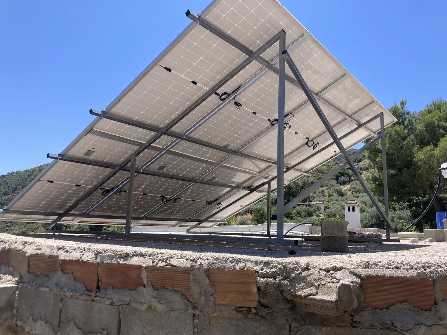 Instalación aislada para cortijo y riego de olivos realizado por Greenvoltio en Granada provincia