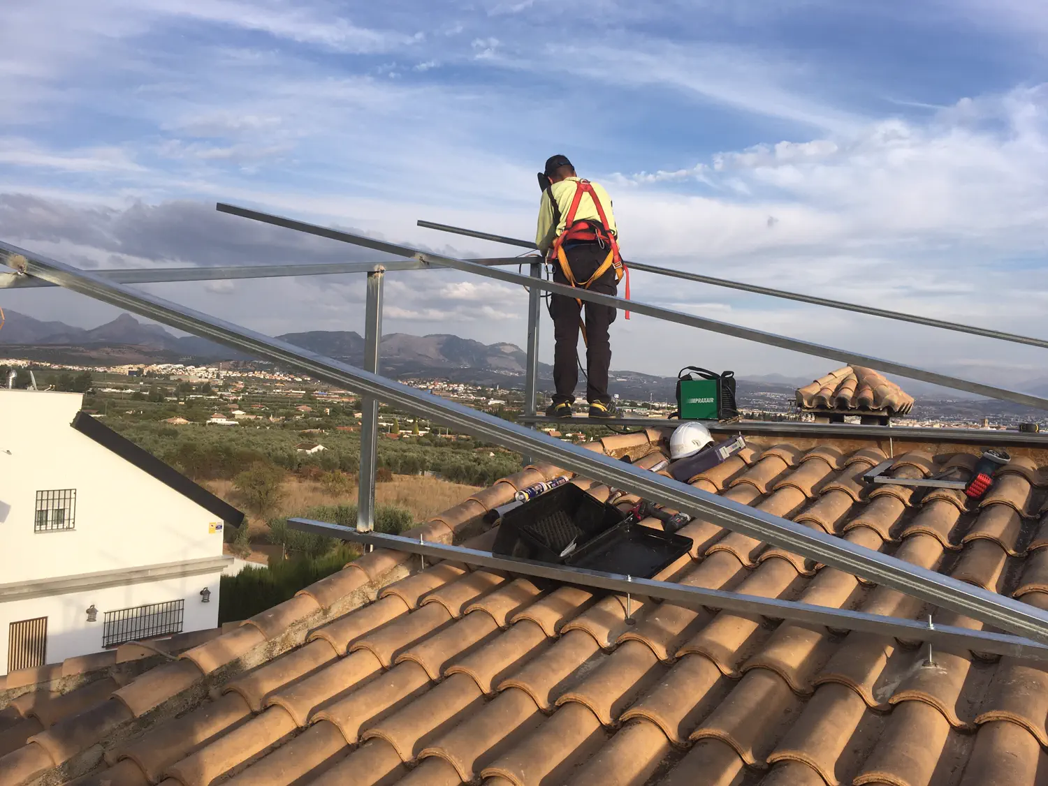 Instalación de placas solares en una vivienda de Albolote, Granada