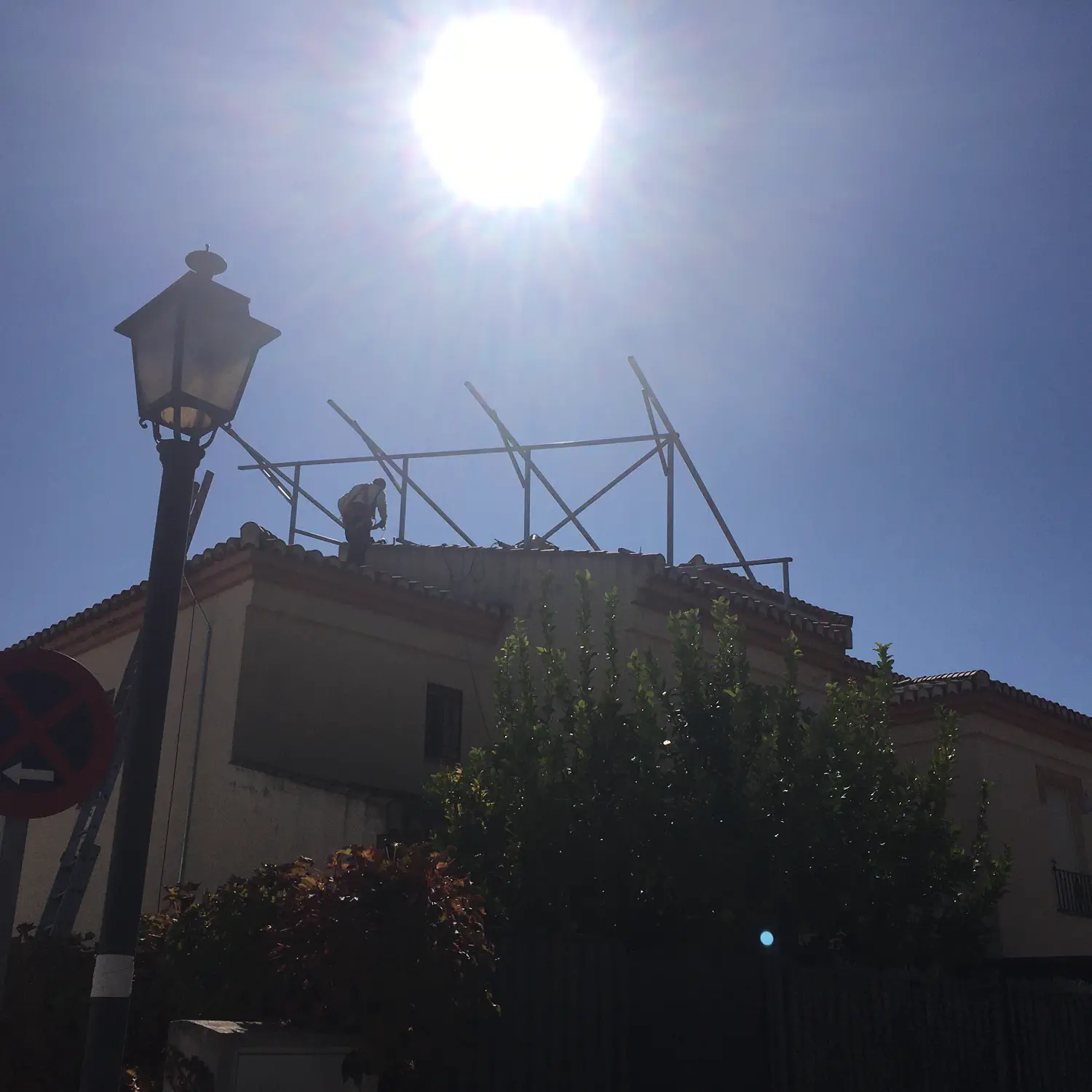 Estructura y anclajes de una instalación de placas solares en Granada