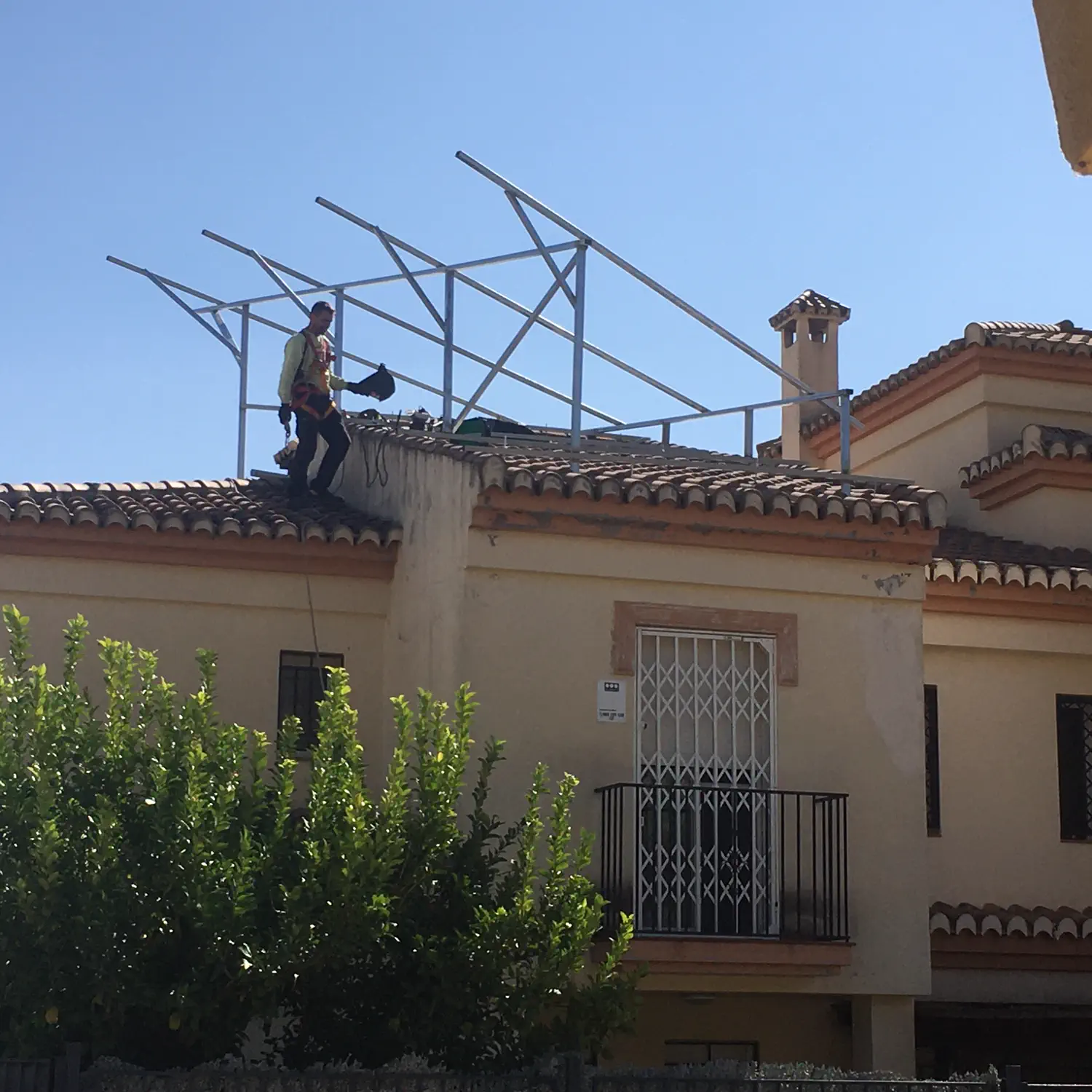 Operario fijando la estructura de hierro galvanizado