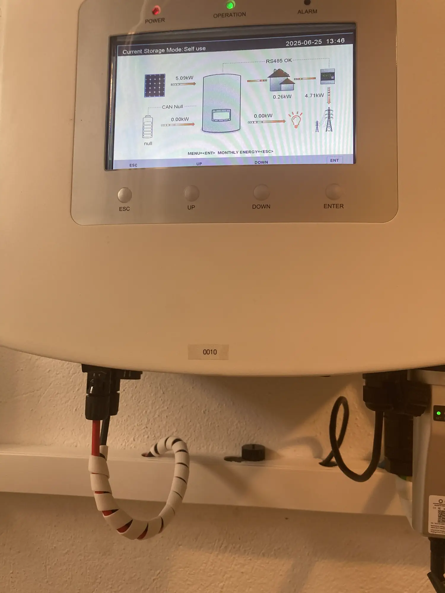 Pantalla de un inversor híbrido en una instalación con modo isla