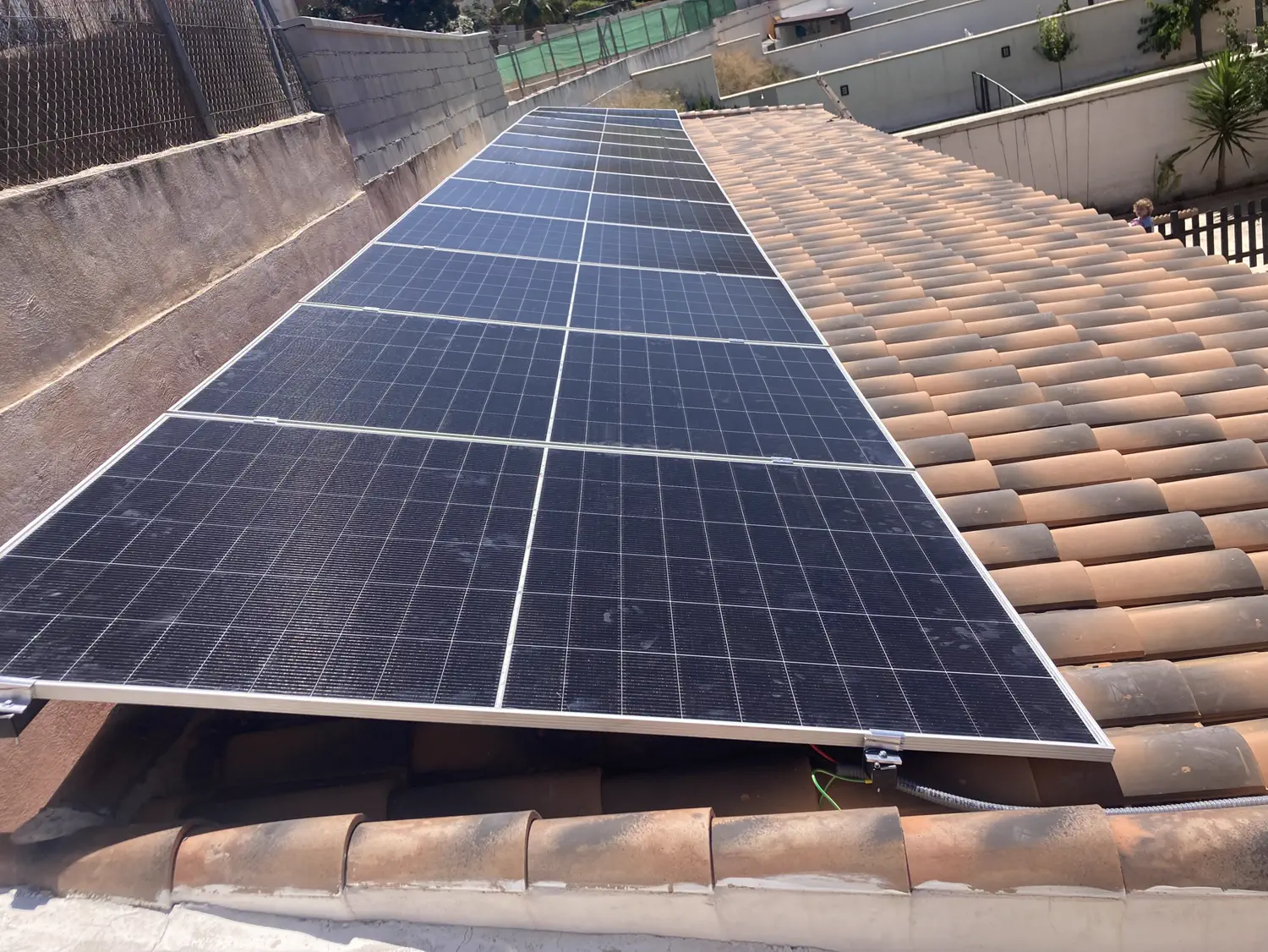 Autoconsumo de 6 kW con batería en modo isla realizado por Greenvoltio en Granada provincia