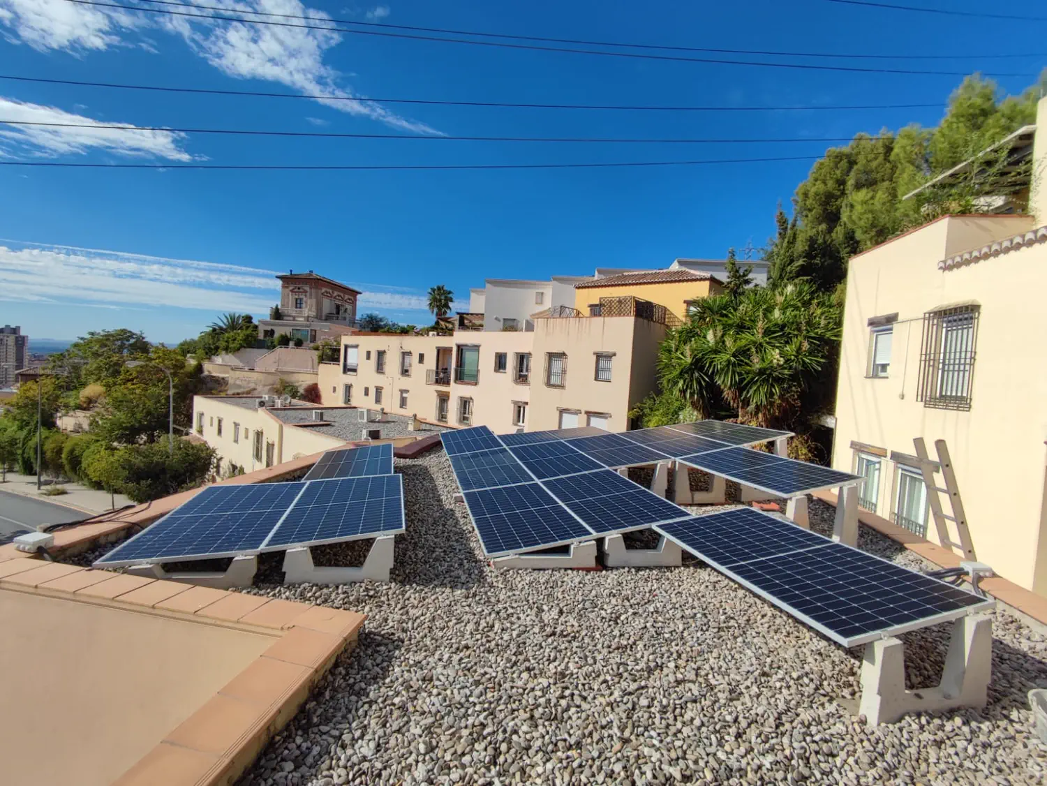 Autoconsumo de 6 kW con cargador Orbis de 7,4 kW realizado por Greenvoltio en Granada provincia