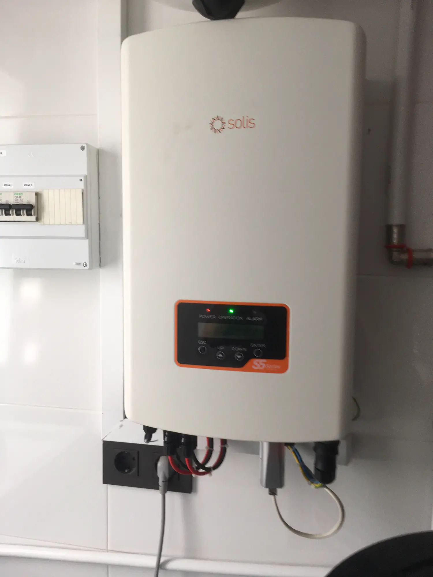 Instalación de 6 kW de placas solares sobre estructura de hierro galvanizado en Albolote