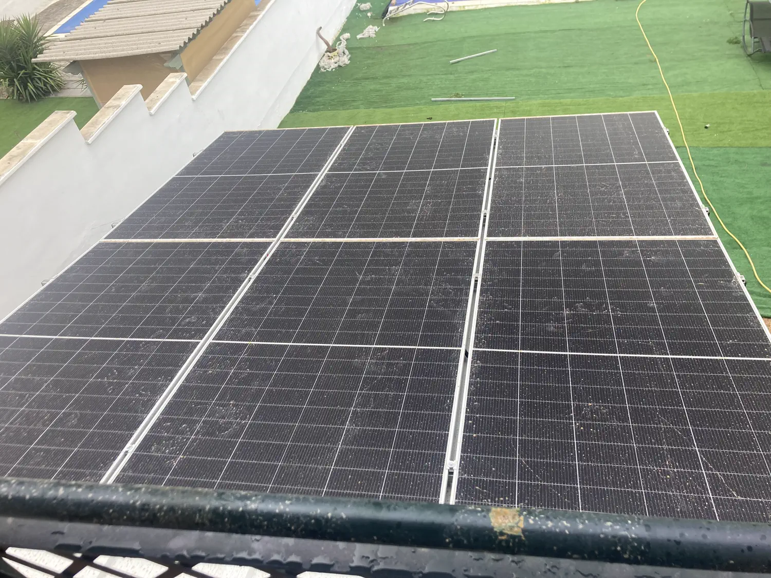 Instalación de autoconsumo de 8 kW sobre cubierta de panel sándwich en Granada