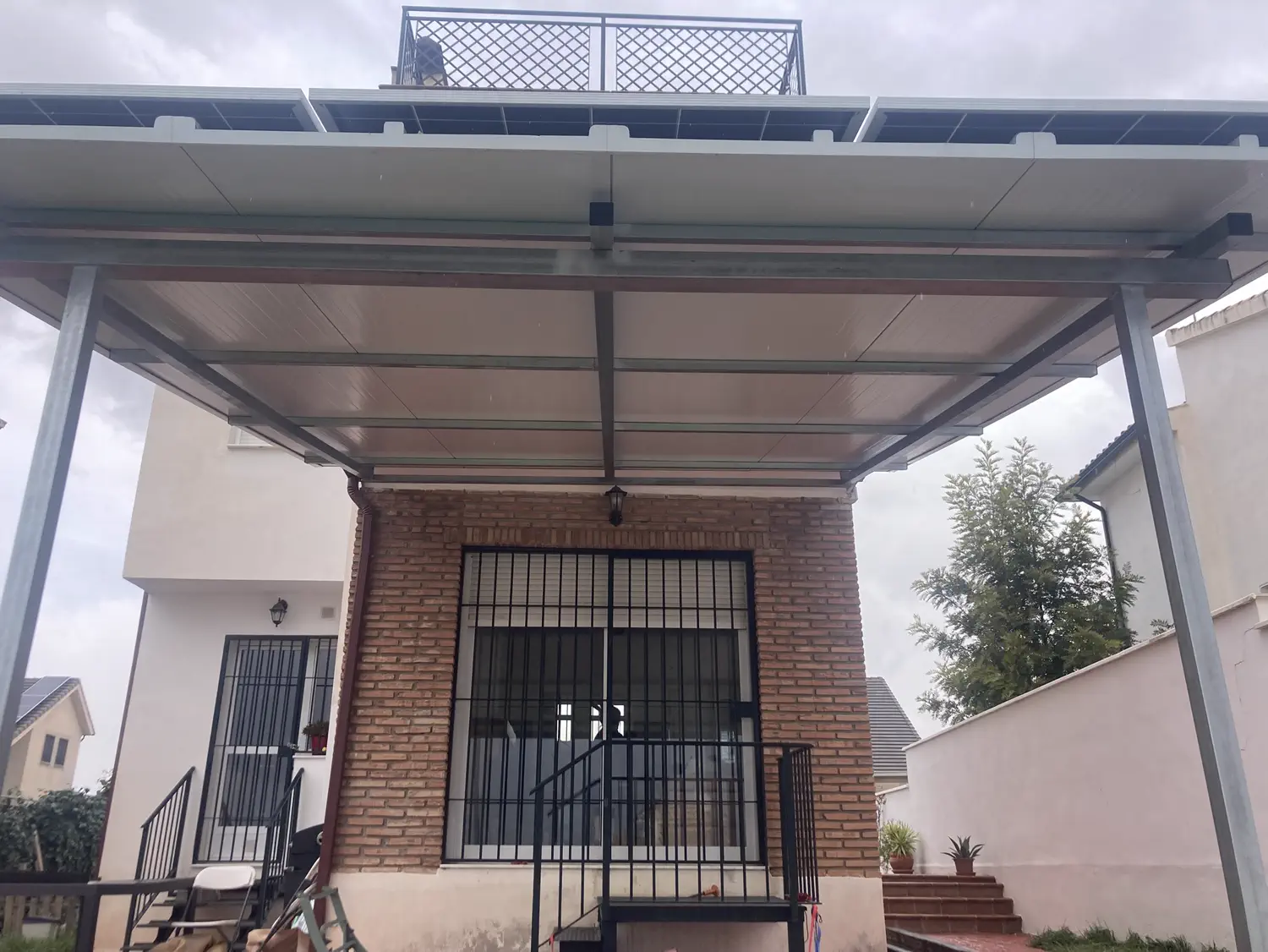 Autoconsumo de 8 kW sobre panel sándwich realizado por Greenvoltio en Granada provincia