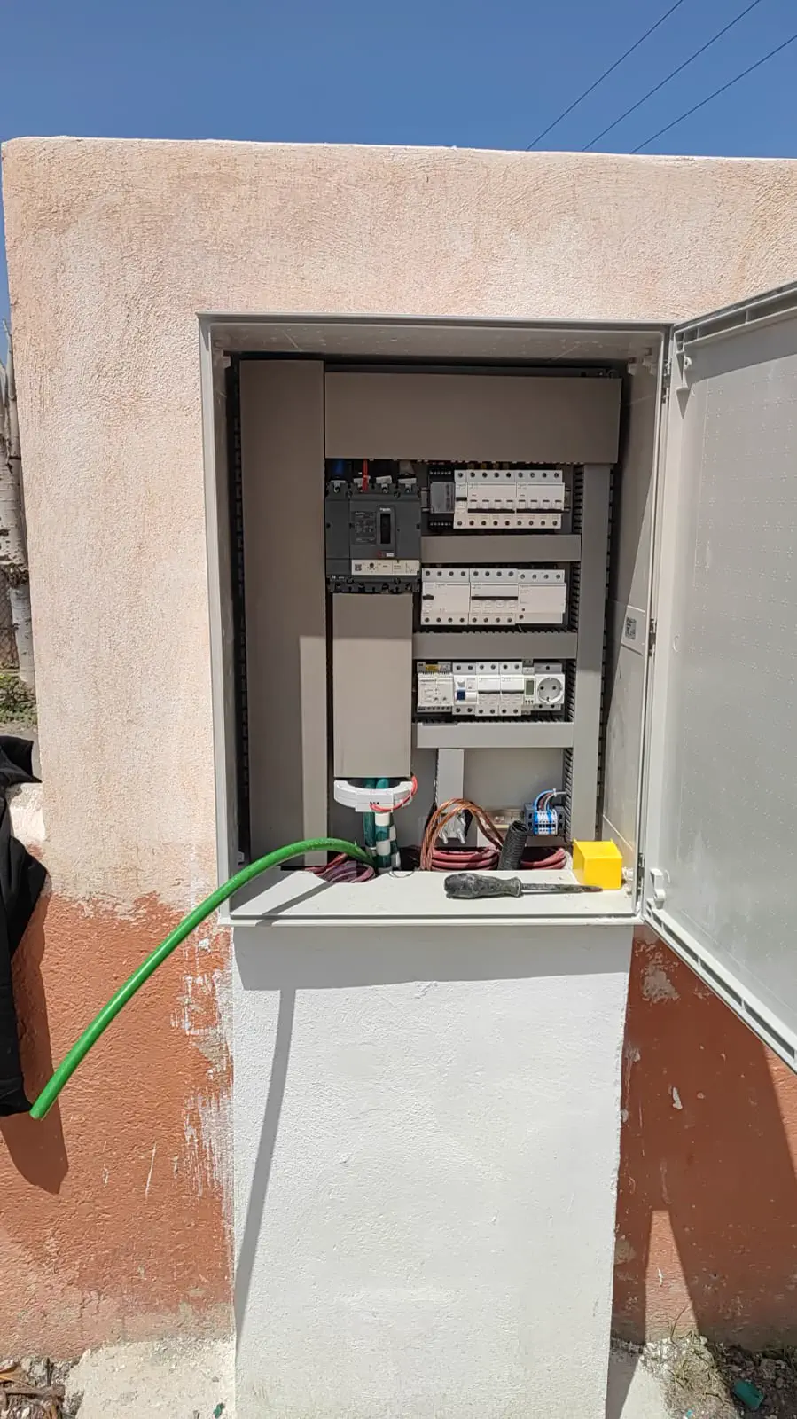 Cargador rápido para empresas instalado por Greenvoltio en Granada