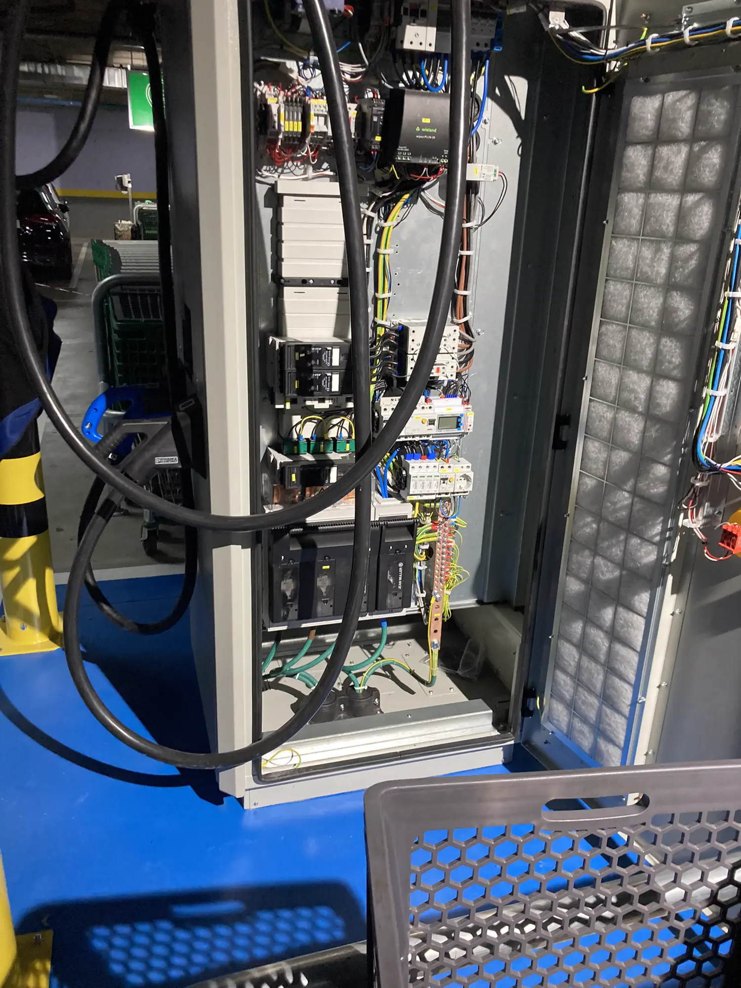 Cargador de 50 kW en el C.C. Cerrado de Calderón realizado por Greenvoltio en Málaga