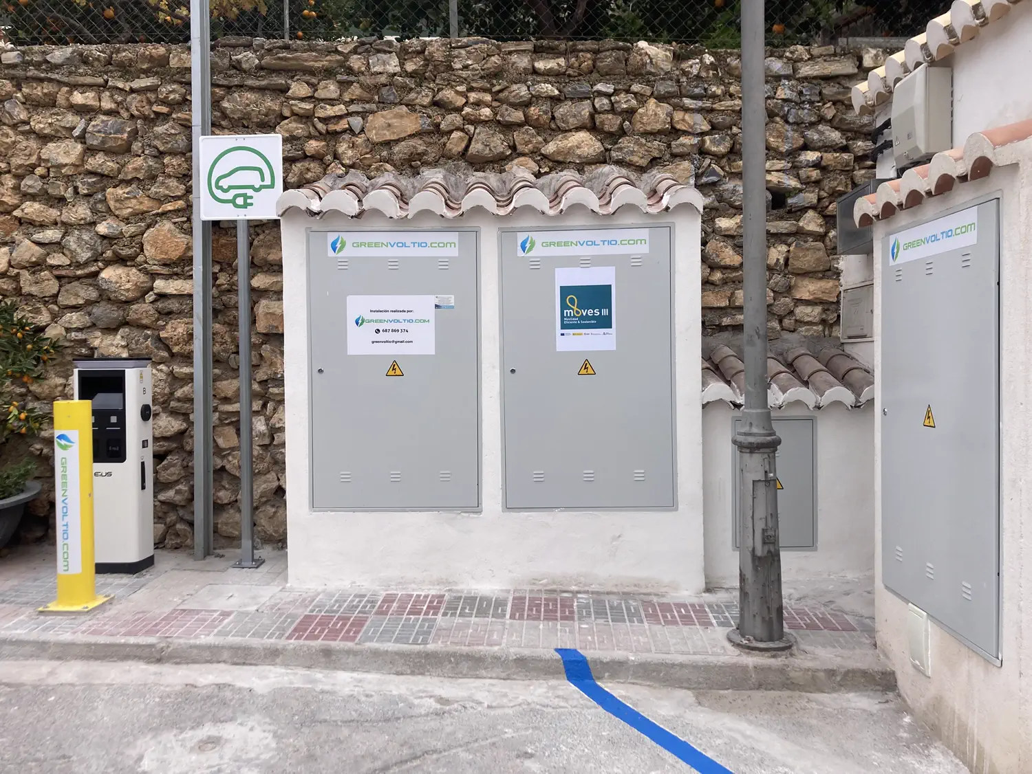 El punto de recarga y los armarios junto al muro de piedra