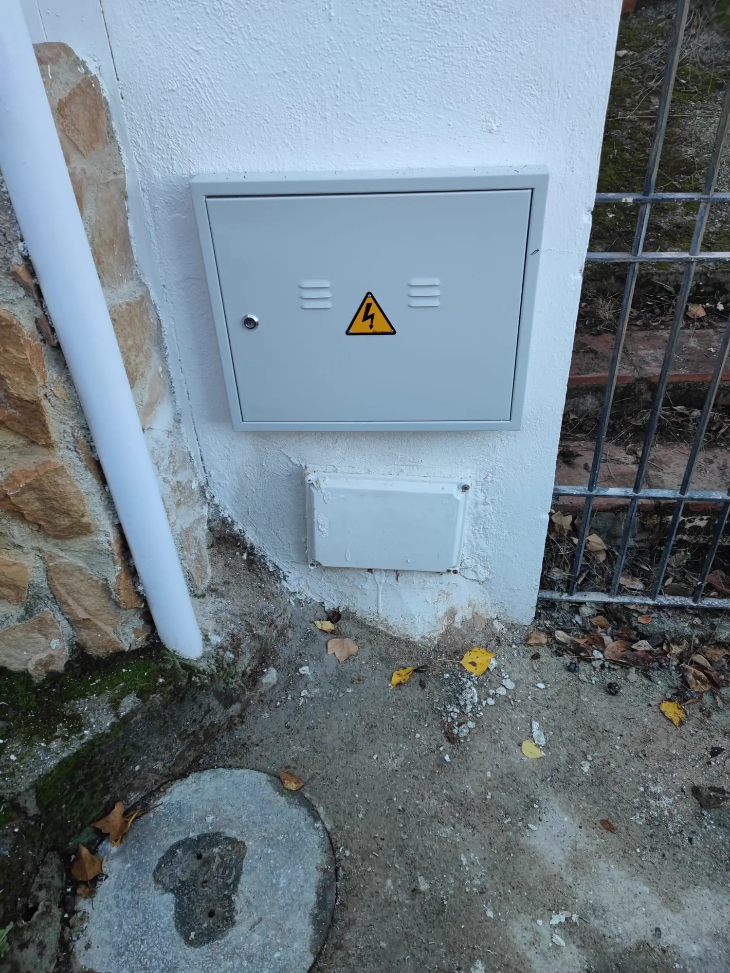Wallbox doméstico Orbis instalado por Greenvoltio en un garaje de Granada