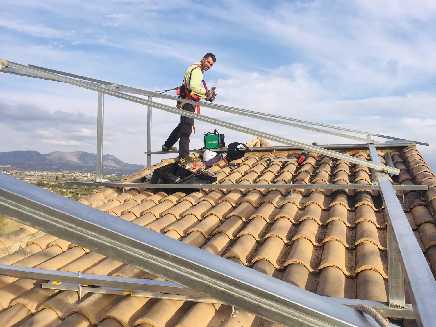 Estructura de hierro galvanizado para instalación fotovoltaica en Granada