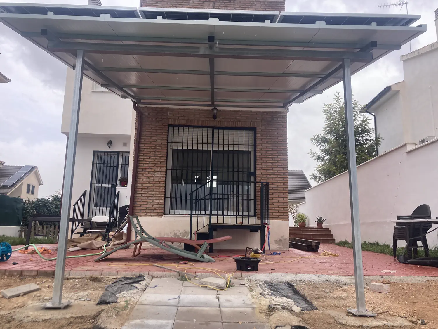 Pérgola con estructura para paneles